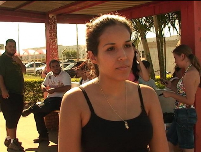 A estudante Camila Carvalho, que cursa História, reclama da precariedade dos ônibus. (Foto: Maycon Almeida)