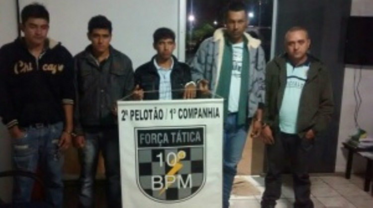 Os cinco integrantes do bando que teriam sido contratado pelo PCC para cometer crimes em Água Clara (Foto: Divulgação)