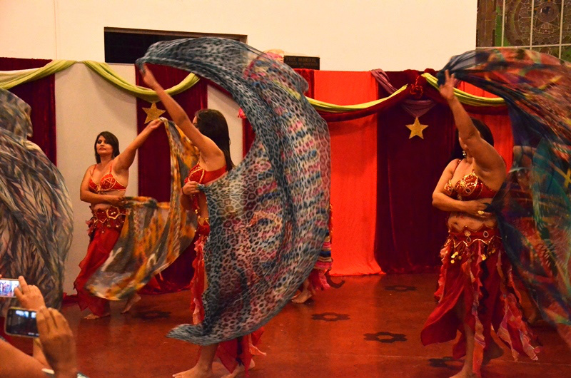 O evento contou com 10 apresentações alternadas entre 15 bailarinas que apresentaram passes de dança do ventre e folclóricas árabes. (Foto: Assessoria)