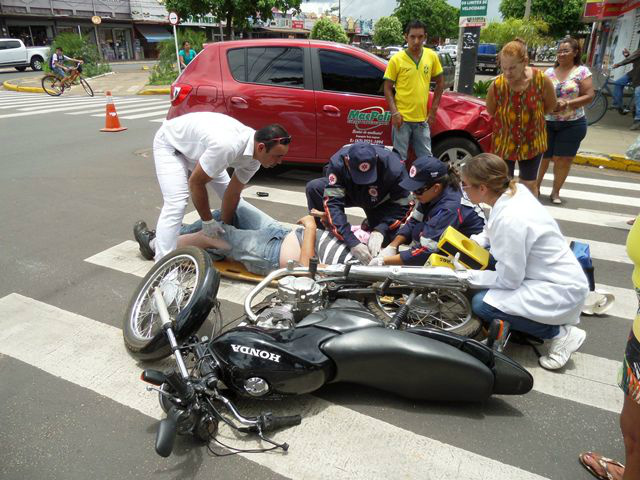 Motociclista fica ferido ao colidir contra carro na Filinto Müller (Foto: Celso Daniel)