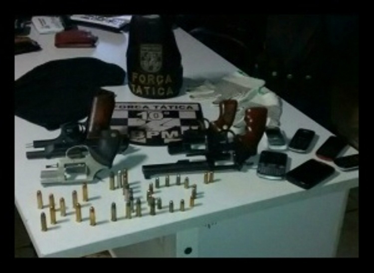 Com a quadrilha, a PM apreendeu também armas, munições, capuzes e veículos (Foto: Divulgação)