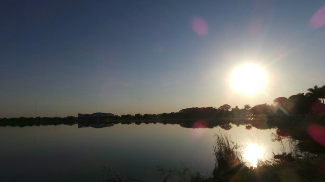 Sol forte brilhava logo cedo, em torno da Lagoa Maior nesta manhã. (Foto: Ricardo Ojeda)