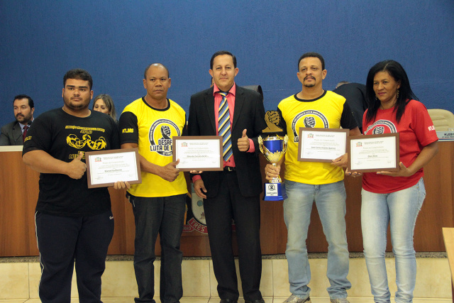Grupo de atletas campeões de luta de braço homenageados pela Câmara Municipal durante sessão dessa terça-feira (Foto: Assessoria)