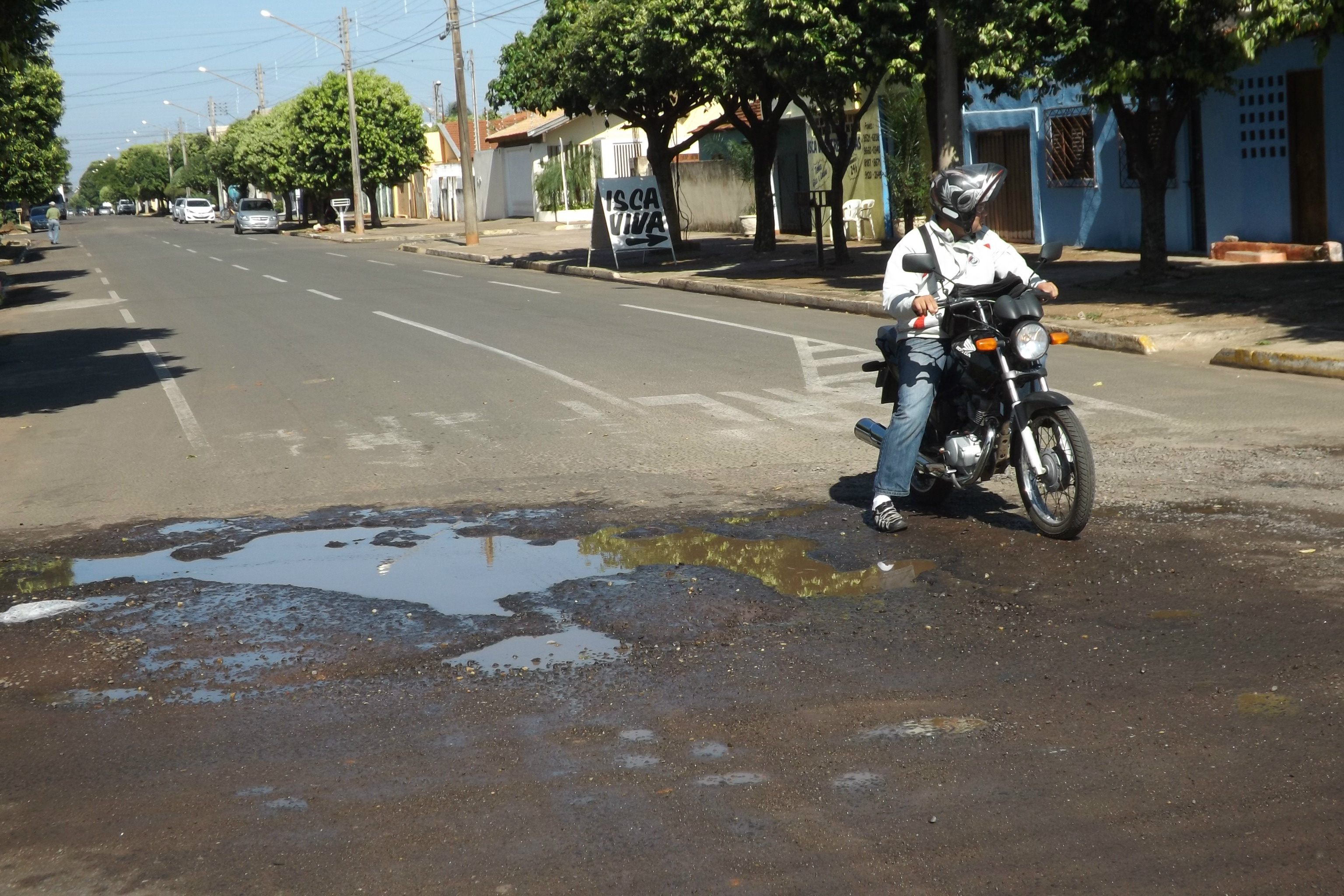 Samuel Pereira usa a moto para fazer cobranças na cidade e diz que os buracos 