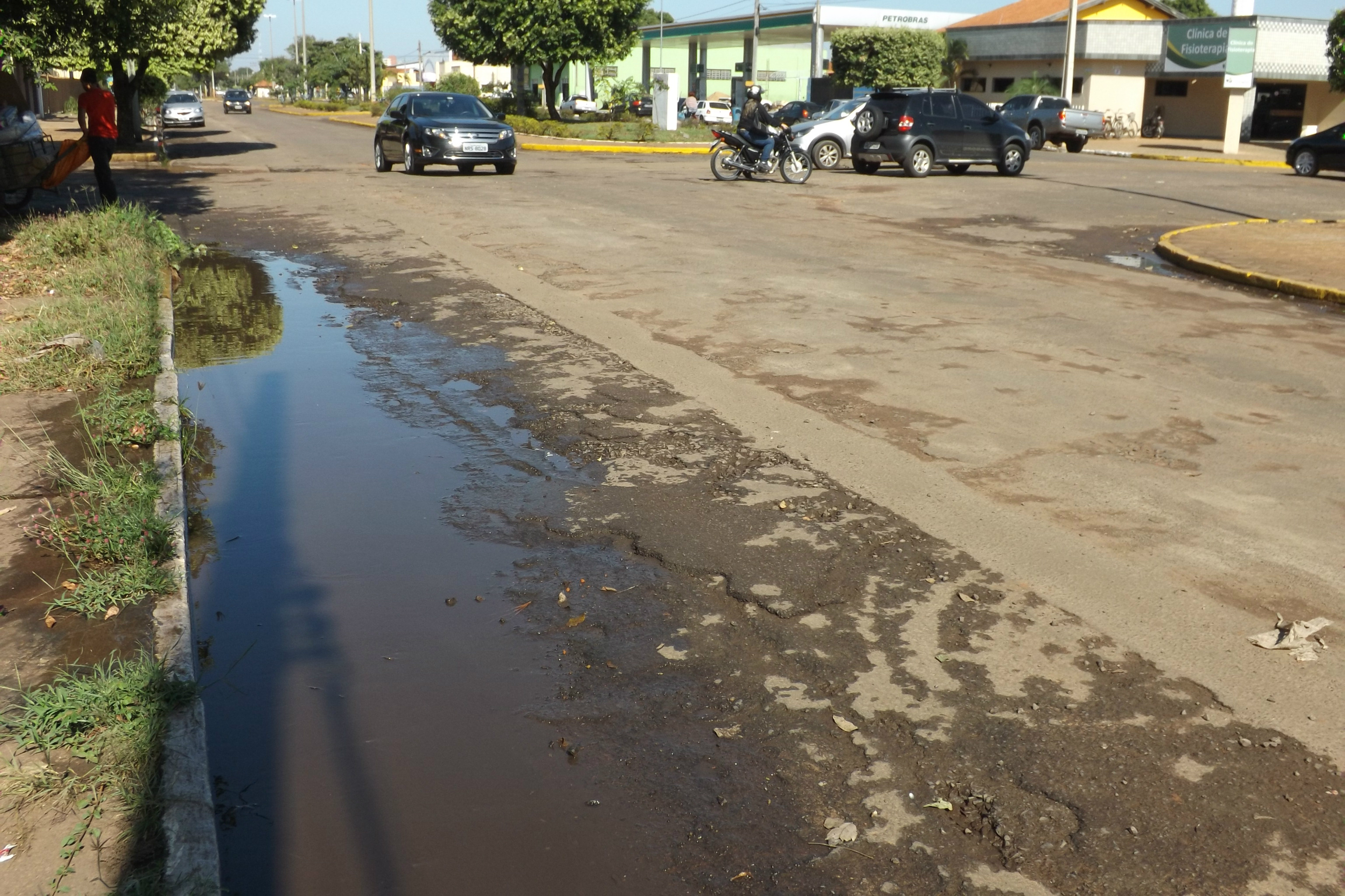 Avenida Antônio Trajano com a rua Manoel Ferreira da Rocha: asfalto está se deteriorando e o empoçamento de água concorre para o desgaste (Foto: Edivelton Kologi)