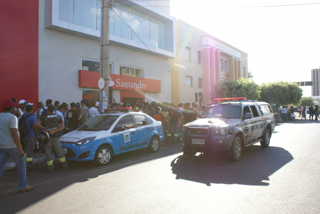 Rotai e Polícia Militar foram chamadas para evitar mais confusões em frente as agências bancárias de Três Lagoas (Foto: Ricardo Mendes)
