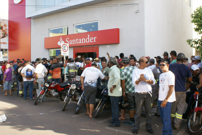 Trabalhadores da UFN3 aguardam nas filas para receber seus salários (Foto: Ricardo Mendes)