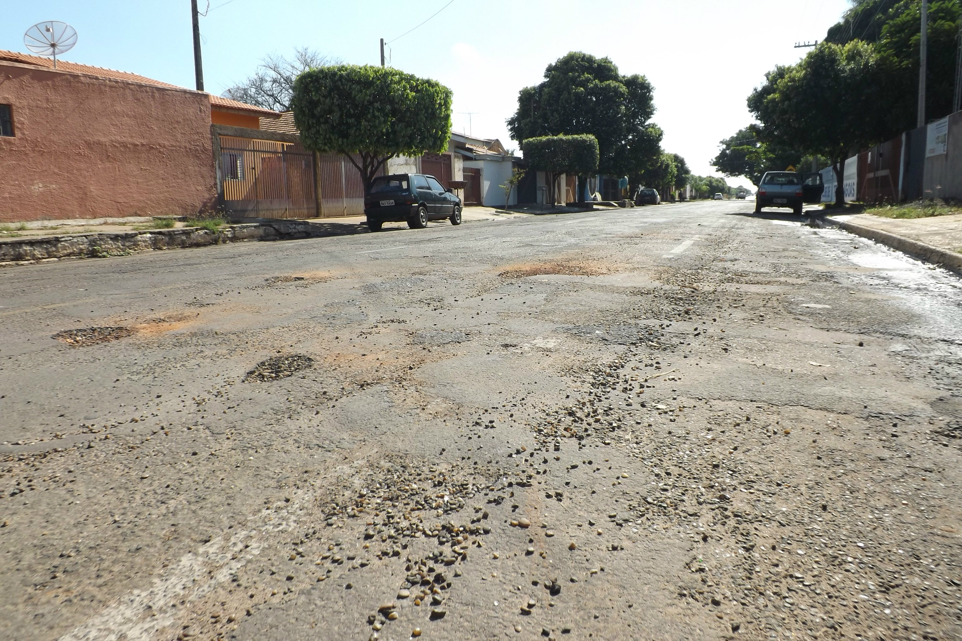 Em quase todas as ruas do bairro Lapa, os pedriscos soltos indicam que os buracos no asfalto estão aumentando (Foto: Edivelton Kologi)