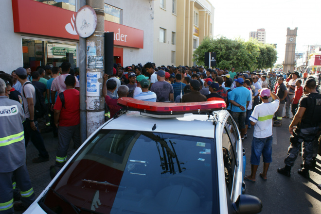 Dezenas de trabalhadores esperavam nas filas que dobravam esquinas na região central da cidade (Foto: Ricardo Mendes)