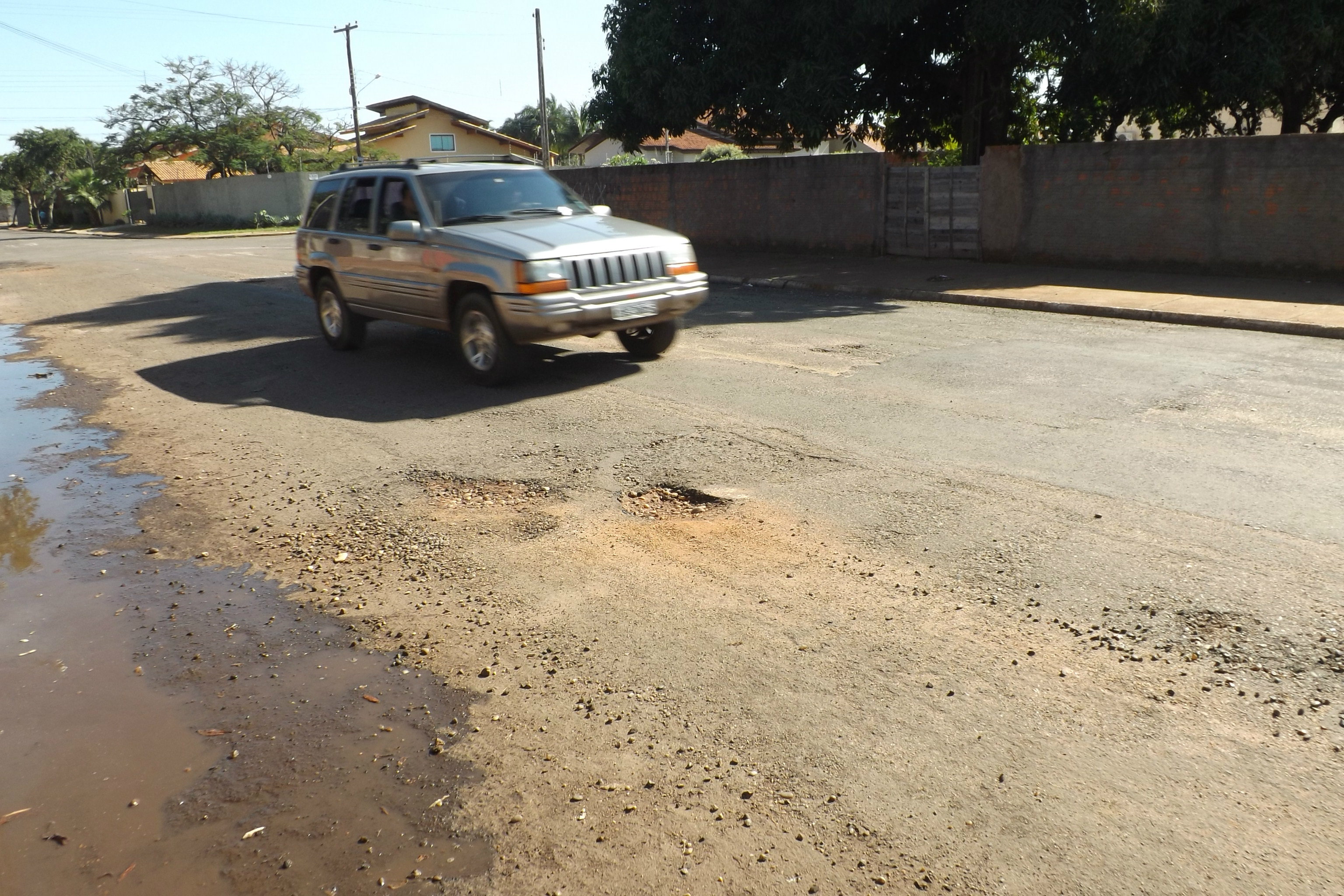 Na Oscar Guimarães, o motorista tem dificuldade em desviar de vários buracos no asfalto (Foto: Edivelton Kologi)