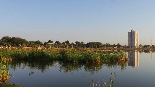 A paisagem exuberante e as edificações refletem nas águas da lagoa como se fosse um espelho natural (Foto: Ricardo Ojeda)