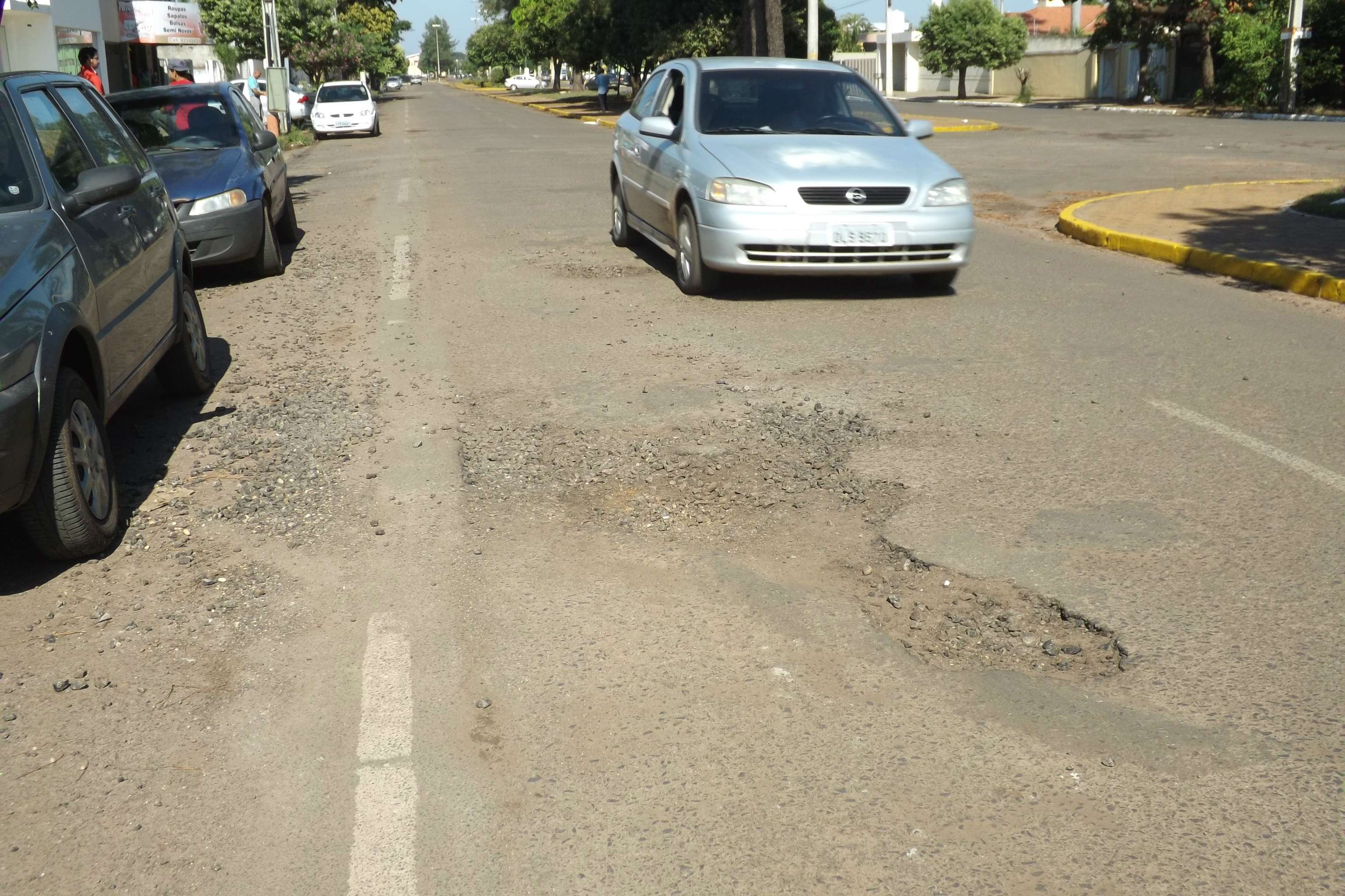 Avenida Antônio Trajano, próximo da rodoviária: os buracos na via estão aumentando, obrigando os motoristas a desviarem o trajeto (Foto: Edivelton Kologi)