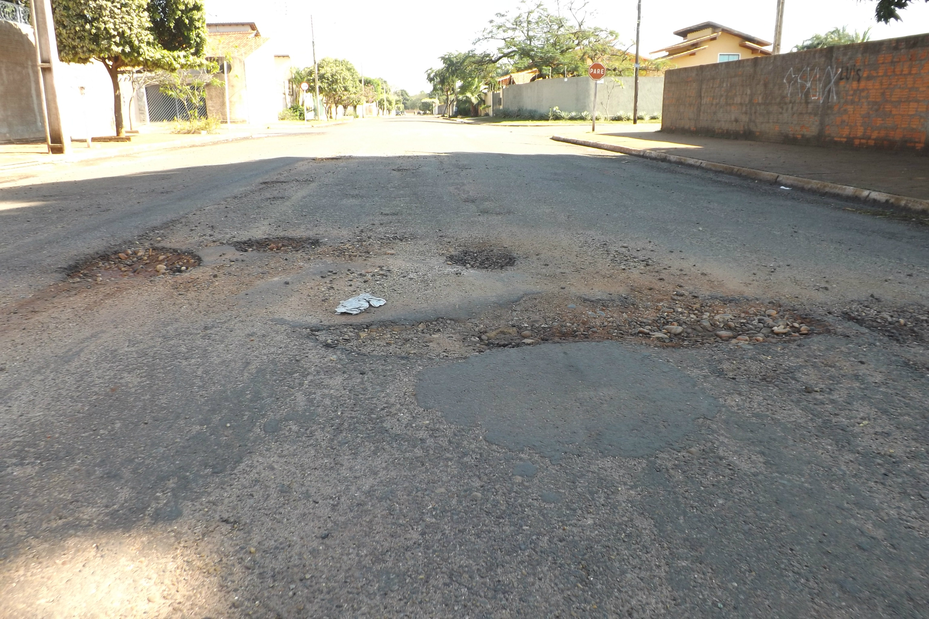 Os buracos estão tomando conta de toda a malha viária asfaltada de Três Lagoas (Foto: Edivelton Kologi)
