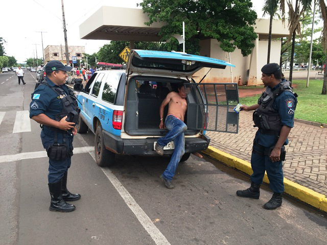 O acusado e o colega foram encaminhados para a 1ª Delegacia de Polícia, onde o caso foi registrado (Foto: Marco Campos)