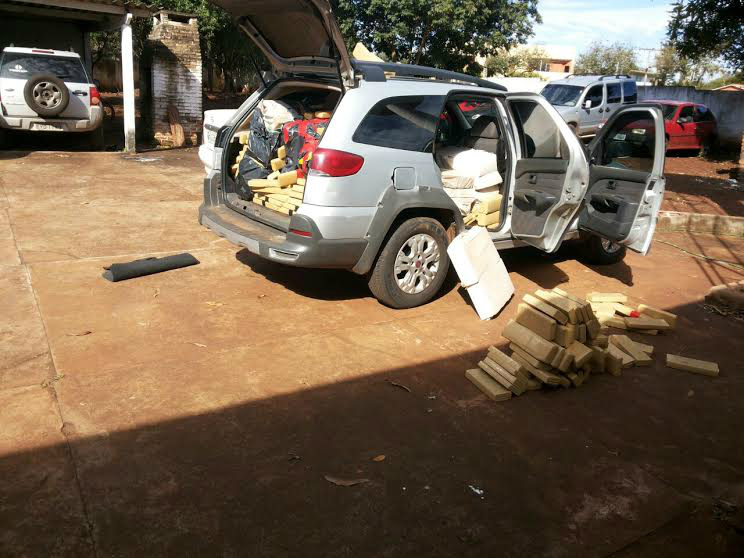 O motorista, o veículo e a carga de entorpecente foram entregues na Delegacia de Polícia Civil de Maracaju (Foto: Divulgação)