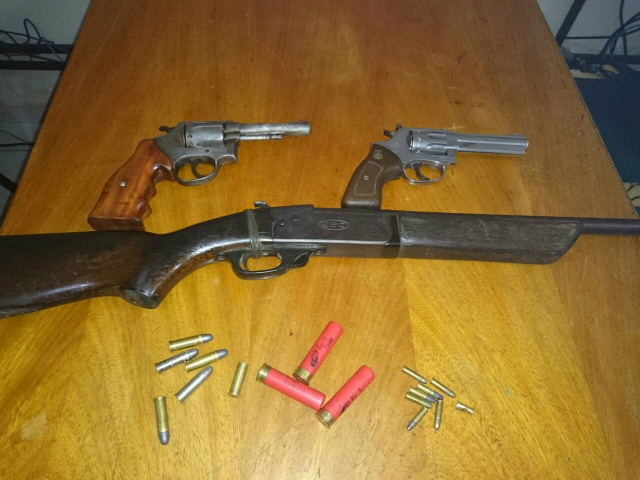 Dois revolver, uma espingarda e munições encontradas em posse dos dois homens que foram apreendidos pela Patrulha Rural (Foto: Assessoria)