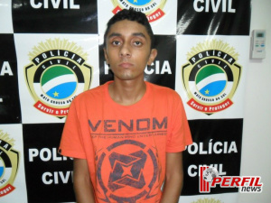 O primeiro a ser preso foi João Carlos Olegario da Silva, 19 anos, também conhecido como “AK”, “Coruja ou Sensação”, na cidade de Presidente Prudente-SP. Ele confessou que disparou contra o militar com um revólver calibre 38 (Foto: Polícia Civil) 