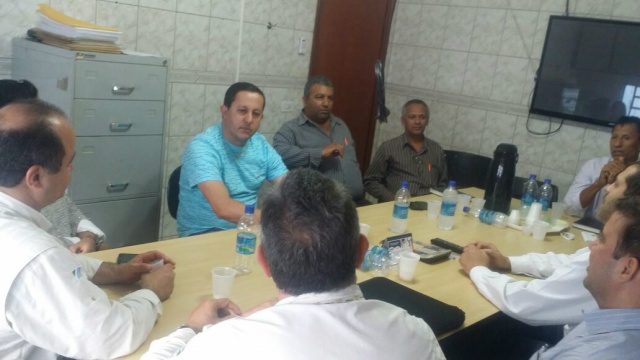 Na quarta-feira passada,  o vereador Gil do Jupiá, (camiseta azul) participa de reunião com dirigentes sindicais, coordenadores e gerentes da Fibria na sede do Sintiespav (Foto: Perfil News) 