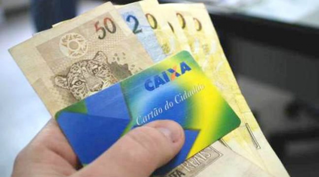 O pagamento é efetuado por meio de crédito em conta e pode ser sacado em caixas eletrônicos e casas lotéricas com o Cartão Cidadão. (Foto: Divulgação)