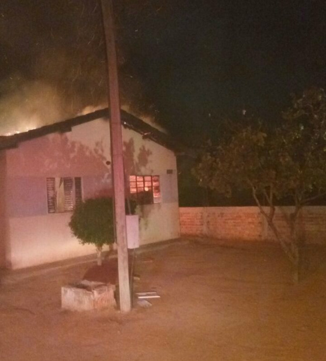 Os bombeiros atenderam a ocorrência na noite de sexta-feira no bairro Jardim das Hortênsias. (Foto: 5º GBM)