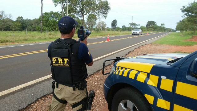 Em destaque, um policial da PRF utilizando radar na região de Jardim. (Foto: Assessoria)