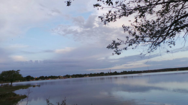 Na região da Lagoa Maior em Três Lagoas, nuvens começam a se formar, pois há previsão de chuva para hoje. (Foto: Ricardo Ojeda)