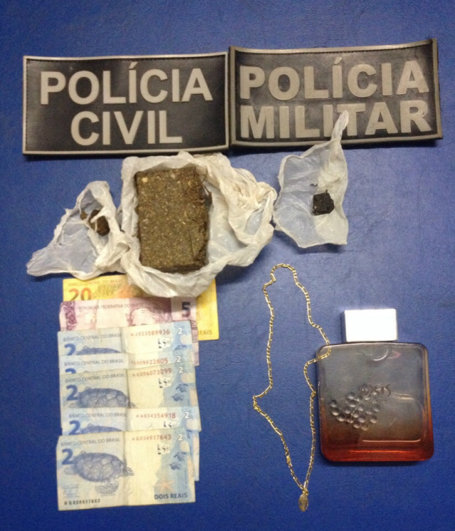 Produtos, dinheiro e entorpecentes apreendidos na casa de Bruno. (Foto: Divulgação/Polícia Civil).