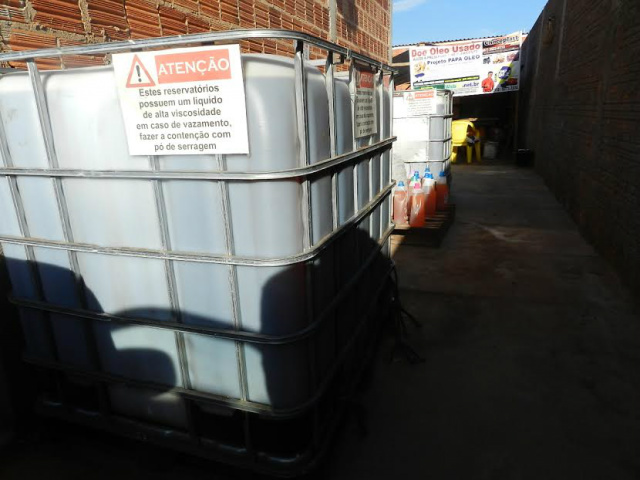 O óleo após coletado é armazenado corretamente em containers com grade de proteção. (Foto: Divulgação)