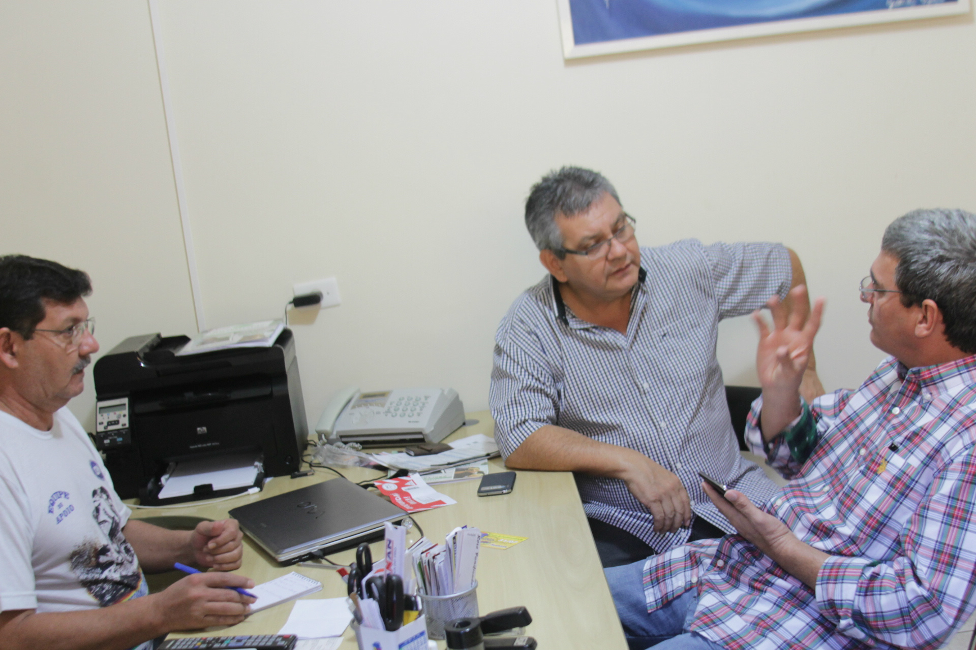 O empresário Joaquim Barbosa (à direita), na redação do Perfil News, explica como vai ser a nova campanha que sorteia veículos e sobre o desenvolvimento do grupo Nova Estrela (Foto: Edivelton Kologi)