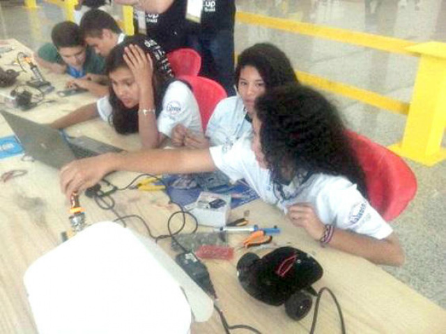 No evento, elas apresentaram o projeto “Cunharandu Bots”, com o objetivo de incluir as mulheres na robótica (Foto: SED)