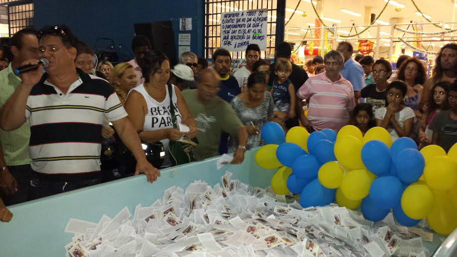 Na campanha anterior, centenas de clientes concorrentes aos prêmios estiveram na loja em que ocorreu o sorteio (Foto: Ricardo Ojeda)