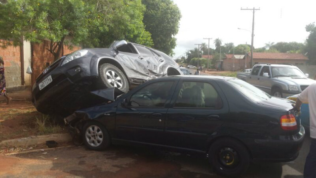 O acidente aconteceu por volta das 9 horas desta sexta-feira (14), no cruzamento das ruas Manoel Jorge e Marechal Deodoro, no bairro Santa Rita (Foto: Ricardo Ojeda/Perfil News)