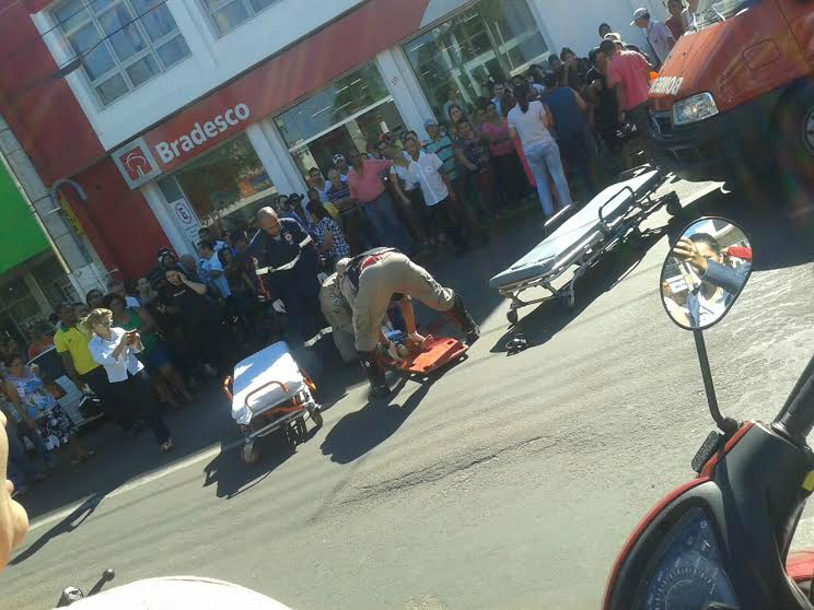 No local do acidente, bombeiros socorrem a criança e depois encaminham para hospital (Foto: Taise Abreu)