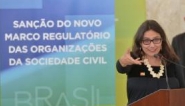 A presidente da Abong, Vera Masagão, participa da cerimônia de sanção do Marco Regulatório das Organizações da Sociedade Civil (Foto: Wilson Dias/Agência Brasil)