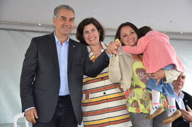 O governador do Estado do Mato Grosso do Sul, Reinaldo Azambuja, junto com a prefeita Marcia Moura, entregam chave de apartamento à família três-lagoense (Foto: Assessoria)