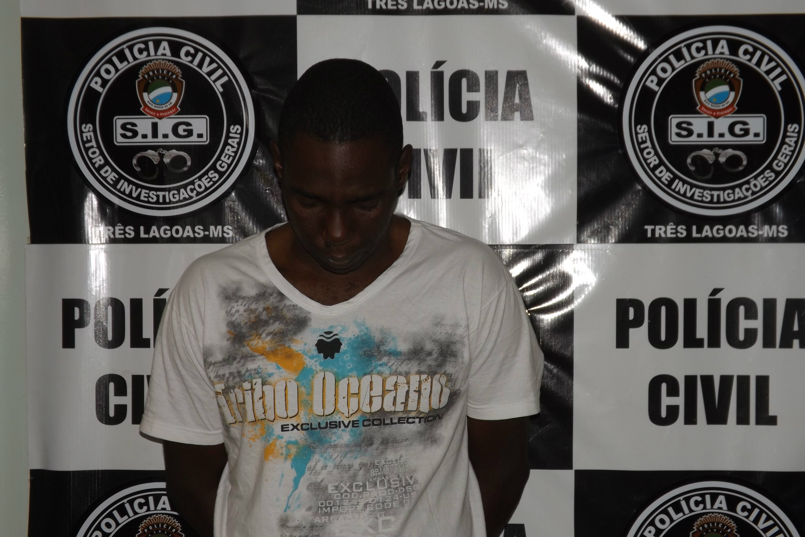 Paulo Cesar estava no regime semiaberto e com a ajuda da namorada de 19 anos, comercializava drogas na Vila Haro, onde morava sua tia (Fotos: Edivelton Kologi)