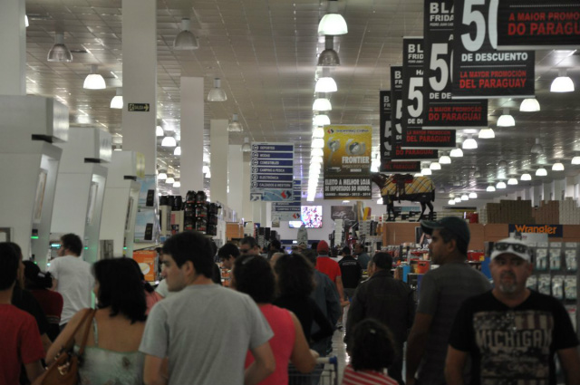 Durante os dois dias mais de dez mil clientes já passaram pelo Shopping China para fazer suas compras (Foto: Assessoria)