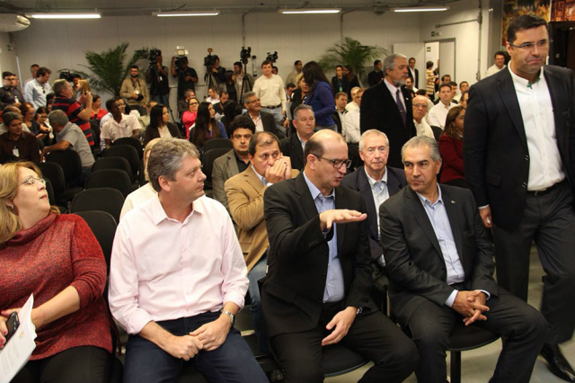O presidente da Fibria, Marcelo Castelli e o governador do Estado, Reinaldo Azambuja participaram das comemorações do Projeto H 2. (Foto: Assessoria) 