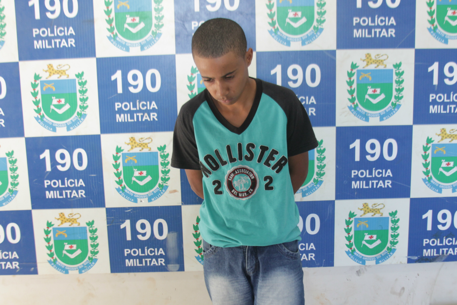 O jovem que foi preso quando estava dormindo, durante a operação da polícia no Jardim das Violetas (Foto: Edivelton Kologi)