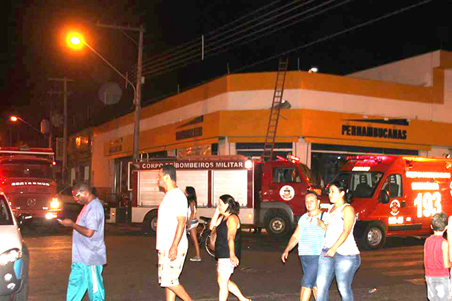 Princípio de incêndio nas Casas Pernambucanas (Foto: Jean Souza/Perfil News)