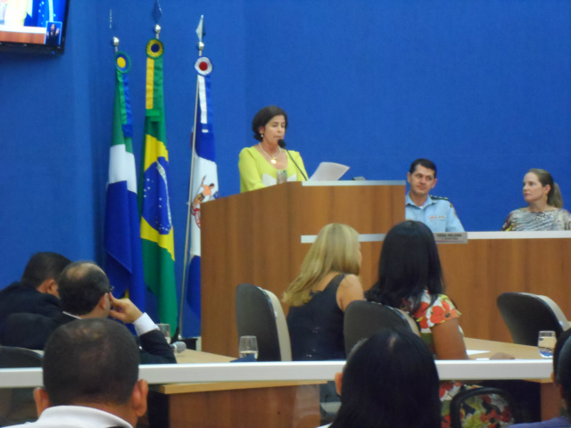 Prefeita discursando na abertura dos trabalhos legislativos de 2014 (Foto: Nelson Roberto)