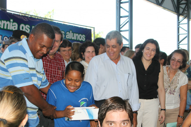 Puccinelli anuncia ampliação de incentivo a alunos durante entrega de prêmios a estudantes de Três Lagoas e municípios da região. (Foto: Ricardo Ojeda)