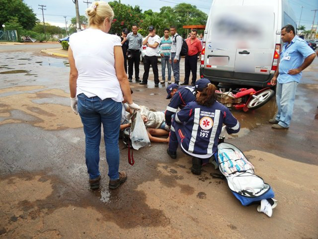 O motorista da van ficou no local e acionou o SAMU, dando socorro à vítima (Foto: Celso Daniel/Perfil News)