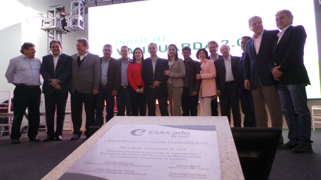 A foto oficial com autoridade e diretores da Eldorado Brasil durante a solenidade de lançamento da Pedra Fundamental ocorrida em 15 de junho de 2015 (Foto: Ricardo Ojeda/Arquivo)