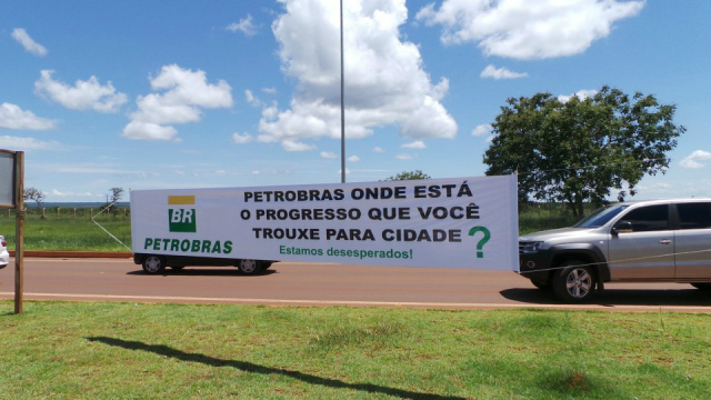 Faixa colocada em frente a Fábrica de Fertilizantes, na saída para Brasilândia, no primeiro protesto dos empresários (Foto: Arquivo/Perfil News)