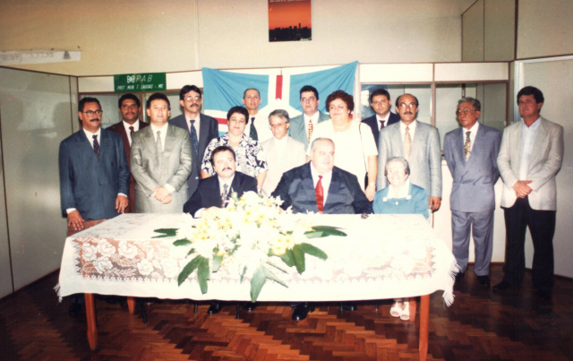 Equipe administrativa do ex-prefeito Issam Fares durante seu primeiro mandato que deu início à industrialização do município (Foto: Arquivo/Ricardo Ojeda) 