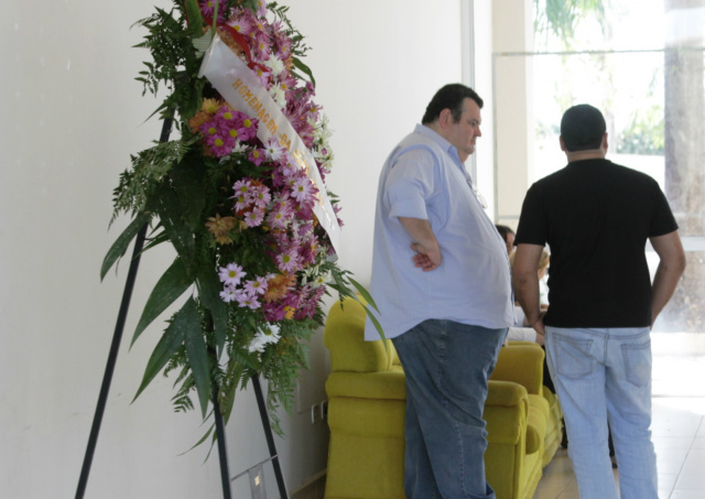 O corpo do ex-prefeito Issam Fares ainda não chegou ao salão da Câmara de Vereadores, mas local começa a receber coroas de flores onde seu filho Issam Fares Junior recepciona os amigos e familiares (Foto:  Edivelton Kologi)