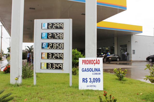 É significativa a variação do preço dos combustíveis de um estabelecimento para outro (Foto: Guta Rufino)