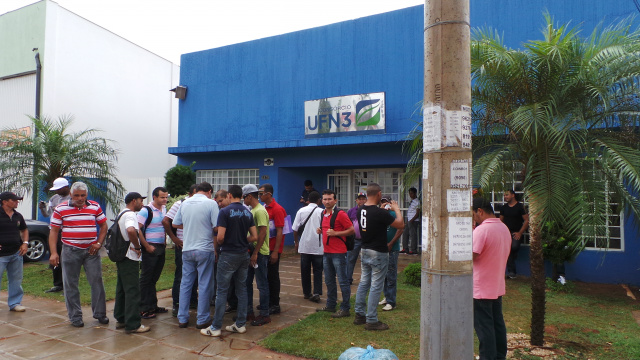 Para receber acerto trabalhistas, colaboradores protestam em frente do escritório da UFN3 (Fotos: Ricardo Ojeda)