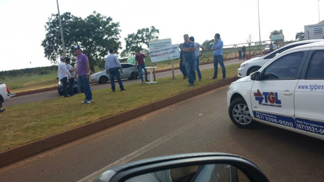 Cerca de trinta empresários portando faixas estacionaram seus veículos próximo ao portão da guarita, impedindo o acesso ao canteiro de obras da UFN3 (Foto:José Maria Castilho) 